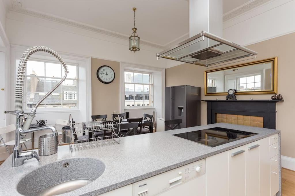 Prime Edinburgh City Centre - 4 Bed Penthouse ภายนอก รูปภาพ