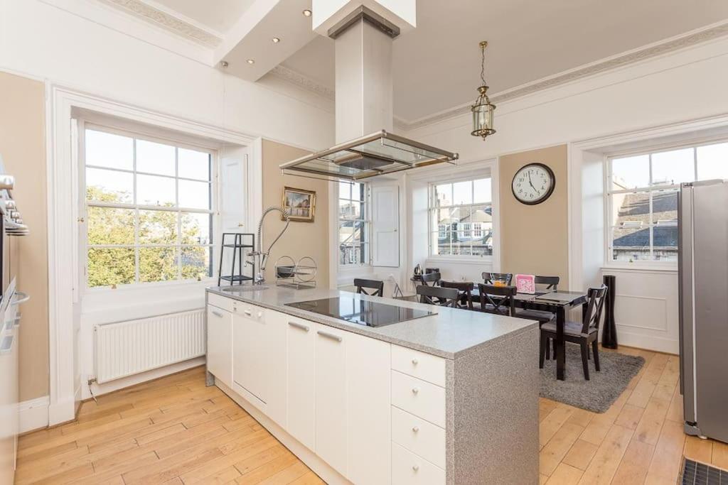 Prime Edinburgh City Centre - 4 Bed Penthouse ภายนอก รูปภาพ